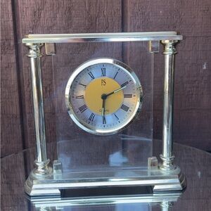 PS Quartz Crystal Table or Mantle Clock